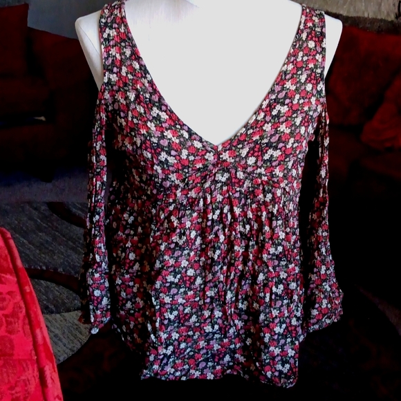 American Eagle Outfitters Cold shoulder blouse. - Picture 1 of 5